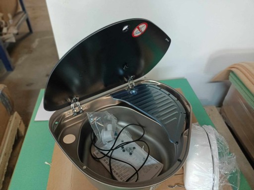 Hob and left sink w/tilted glas lid